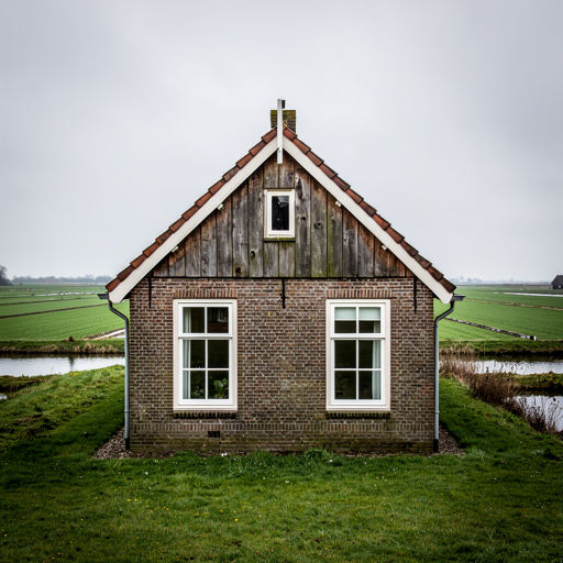 Moderne woning in Hollands Kroon met nieuwe witte kunststof kozijnen in het polderlandschap