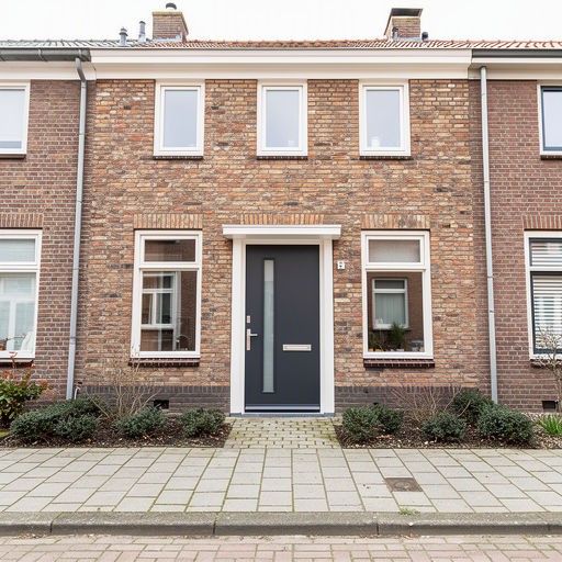 Kunststof voordeur aan de voorgevel van een woning in Schagen